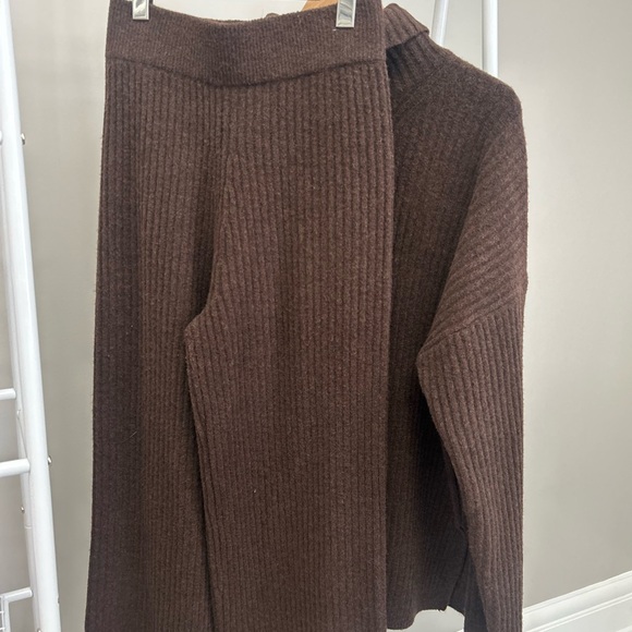 Brown Turtleneck Sweater and Pants set - Picture 2 of 4
